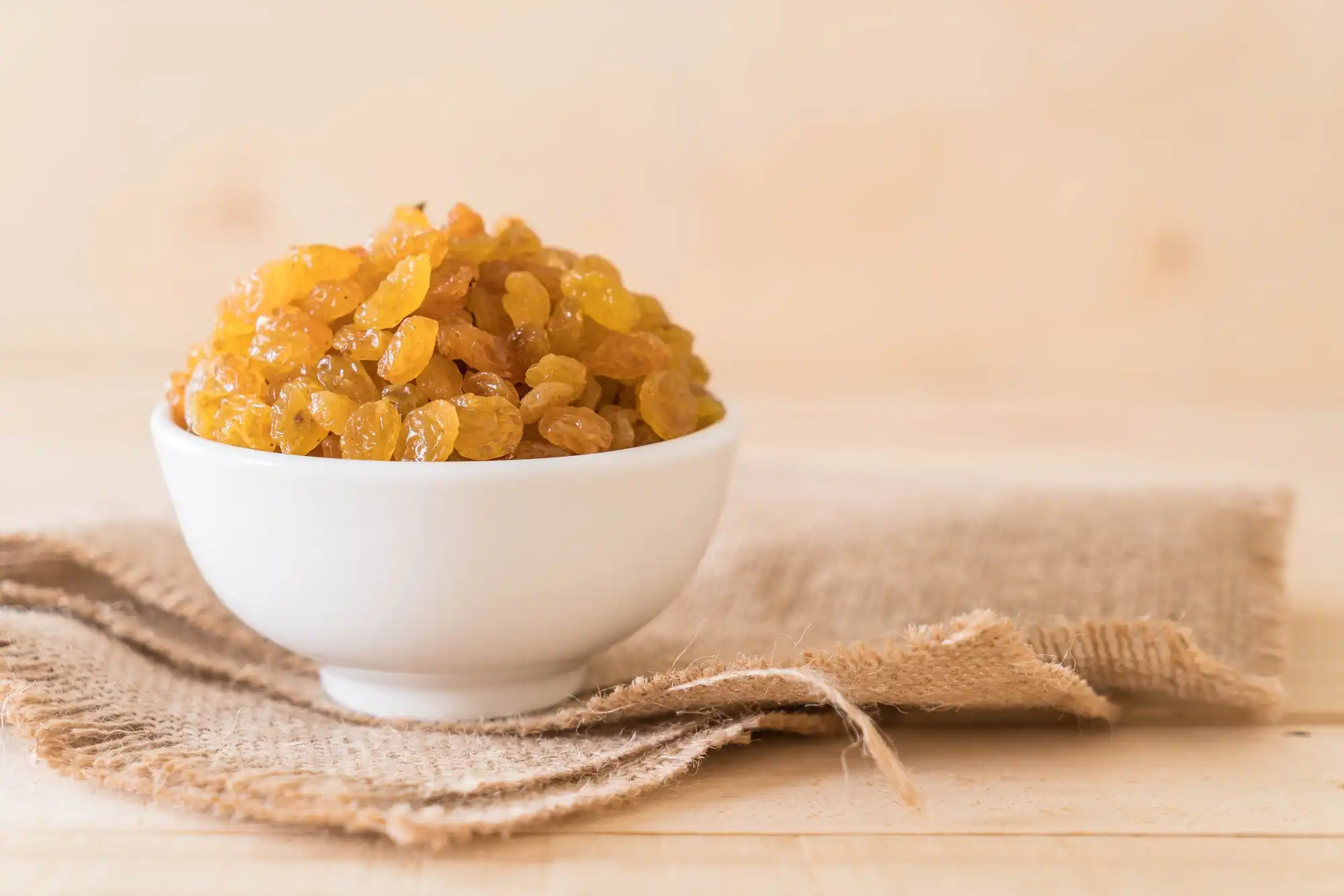 gold raisins in dish